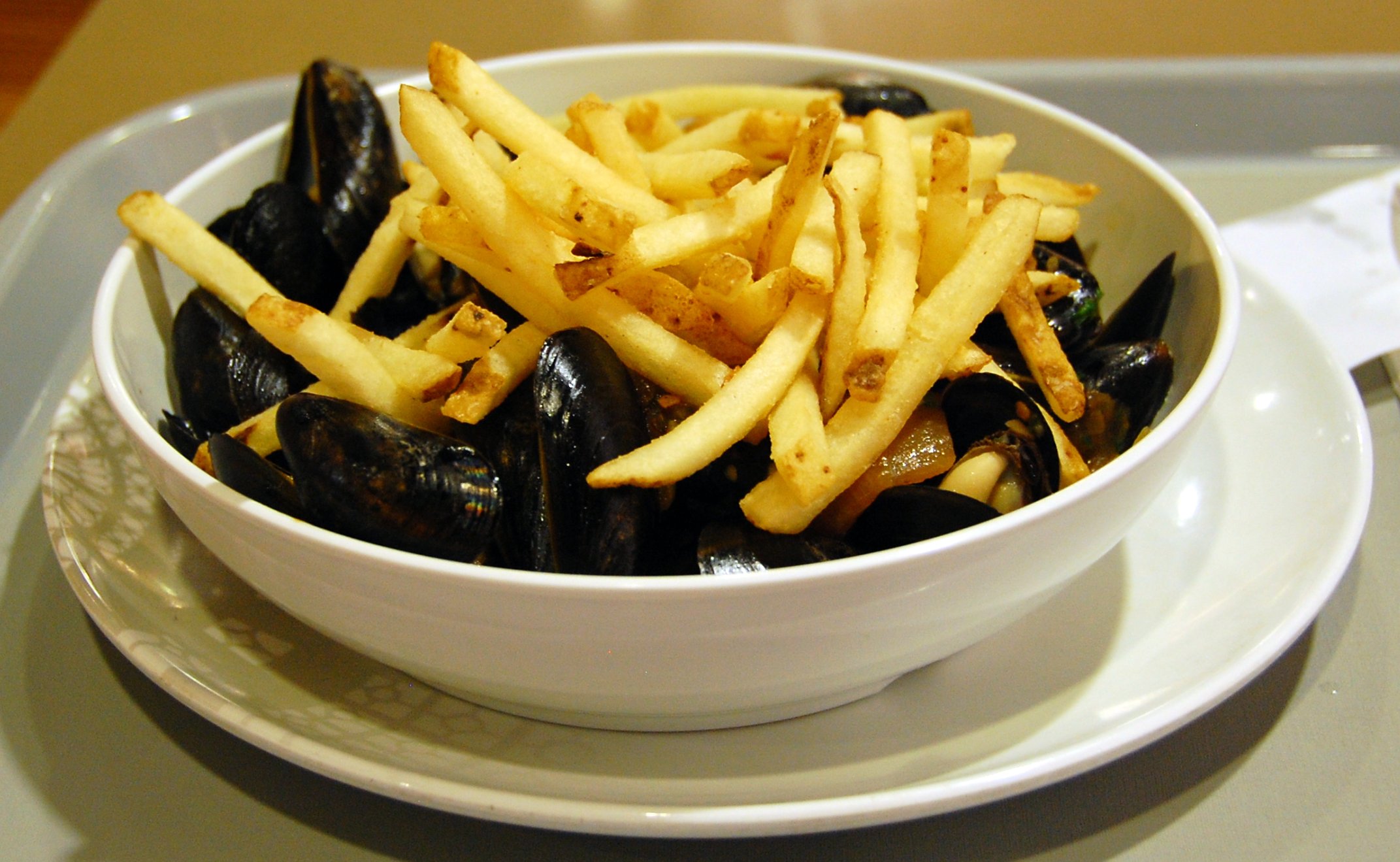 Блюдо какой страны. Moules frites, Бельгия. Национальная кухня Бельгии. Бельгийская кухня национальные блюда. Мидии с картофелем фри.